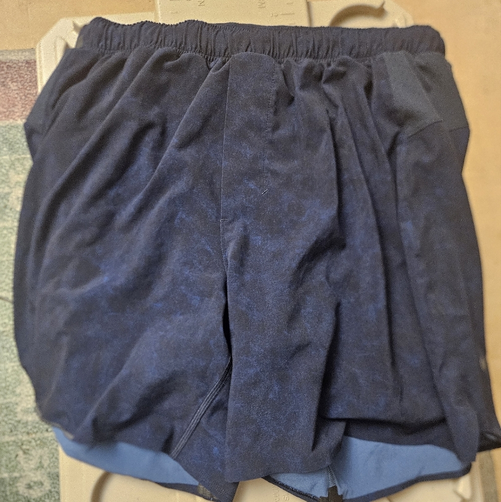 Lululemon mens 5" M running shorts lined